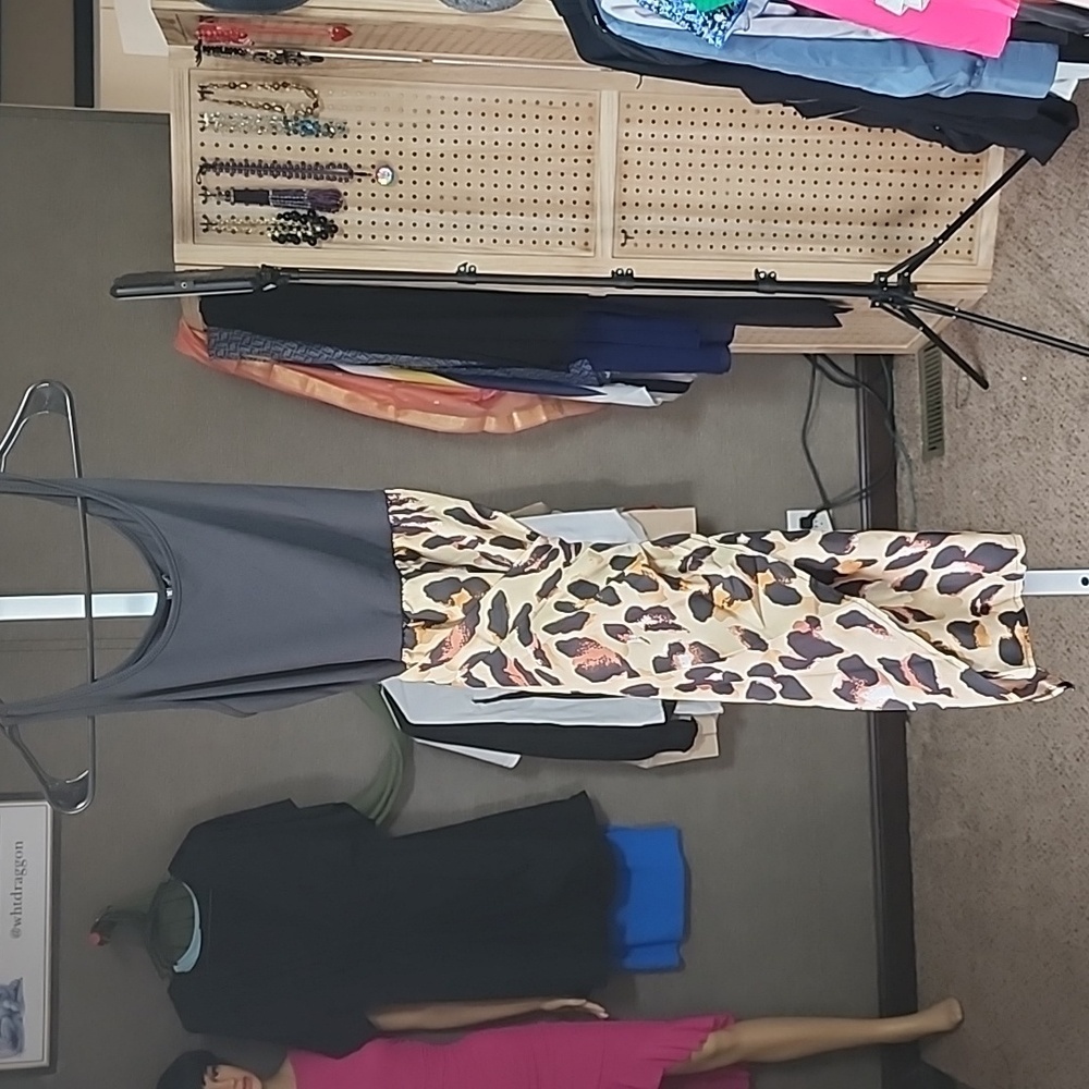 Dress scoop neck wrap tiger print.